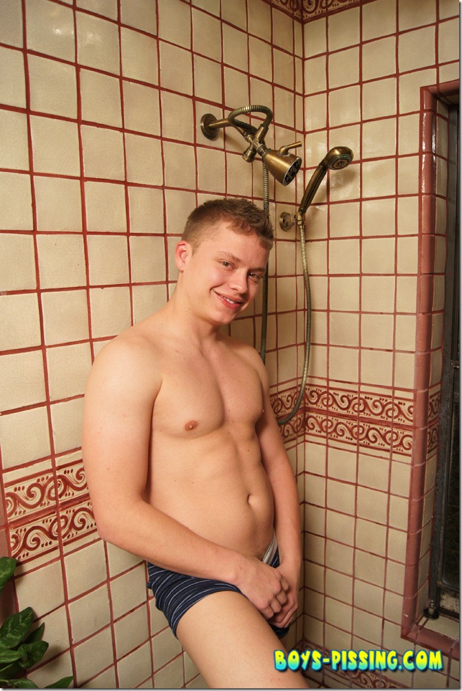 boys-pissing-muscleboymicah (1)