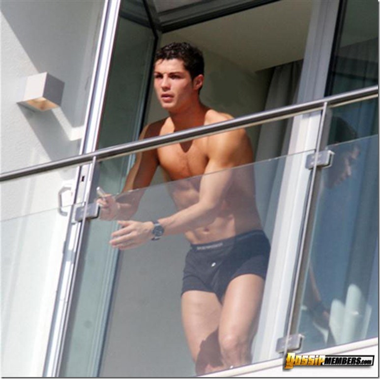 Cristiano Ronaldo shirtless